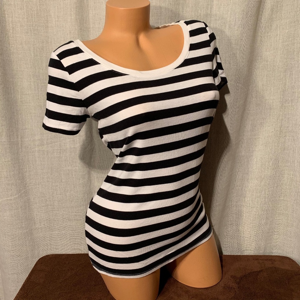 Striped scoop neck tee.